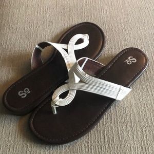 Ladies white sandals (new without tag)